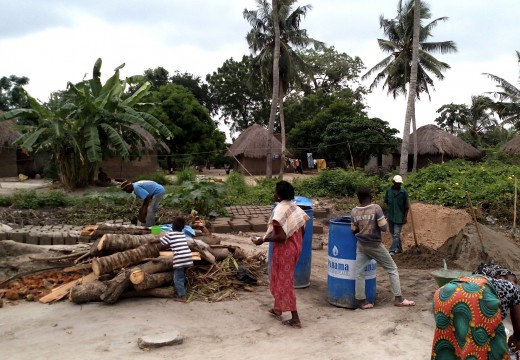 Ein Kinderspielplatz aus Baumaterialien die in Togo gegeben sind ( nicht nach deutschem Standard )