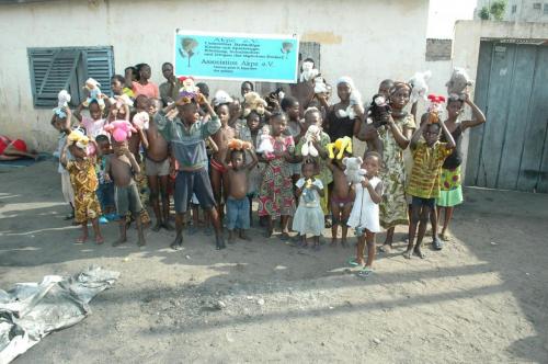 Spenden Verteilung in Togo 16.03.16.JPG 01. Group Foto 02