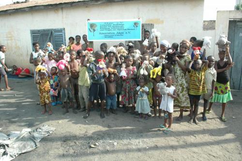 Spenden Verteilung in Togo 16.03.16.JPG 01. Group Foto